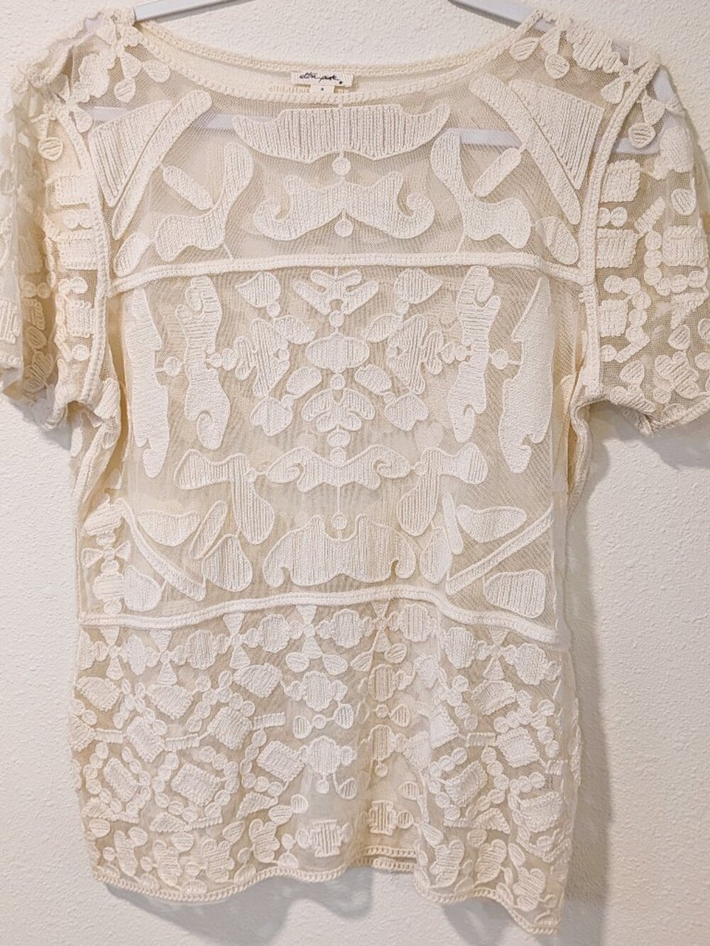 NWOT Med Ultra Pink Boho Chic Ivory Cream Abstract Lace Crochet Short Sleeve Top